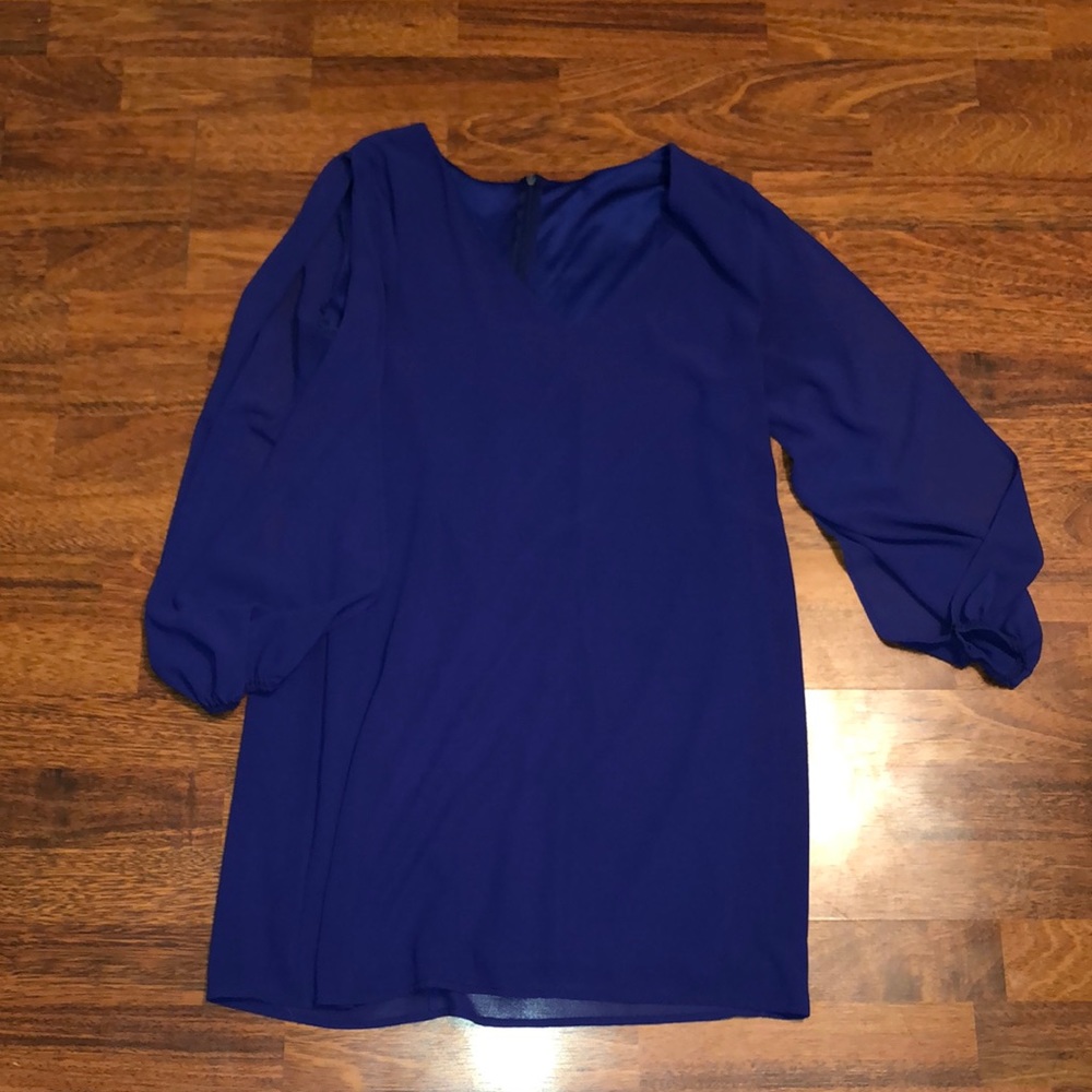Blue dress with open sleeves
